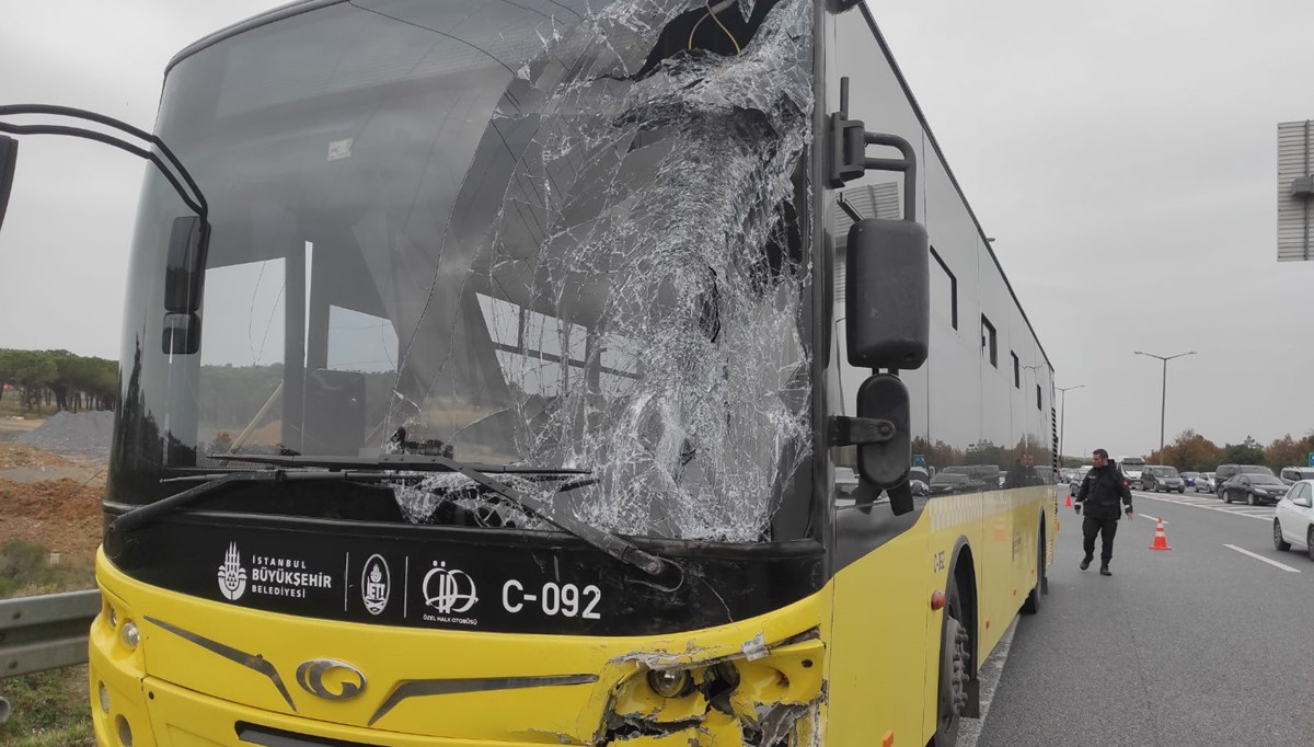 Ümraniye'de İETT otobüsü ile servis minibüsü çarpıştı, 7 kişi yaralandı Ümraniye'de İETT otobüsü ile servis minibüsü çarpıştı, 7 kişi yaralandı