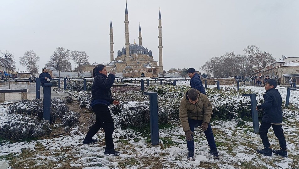 Edirne beyaza büründü: Çocuklar karın tadını çıkardı