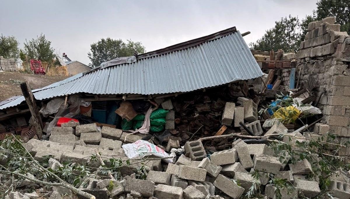 Ağrı'da şiddetli fırtına: Çatılar uçtu,  evler ve ahırlar zarar gördü