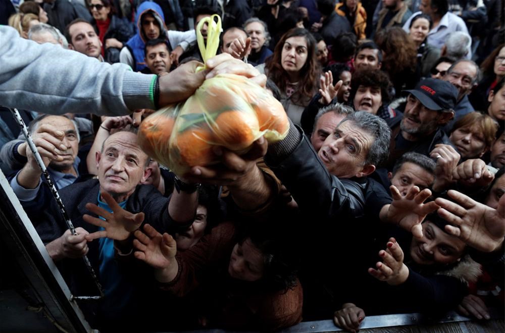 Толпа в магазине. Давка в пномпене – 2010 год фото. Давка в магазине. Южная корея давка на хэллоуин. Толпа в пятерочке.