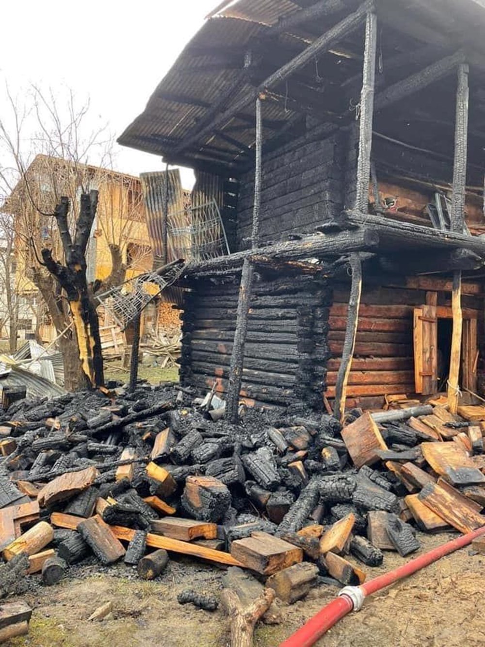 Artvin Şavşat'ta 6 ev yandı: 1 ölü, 1 kayıp - 3