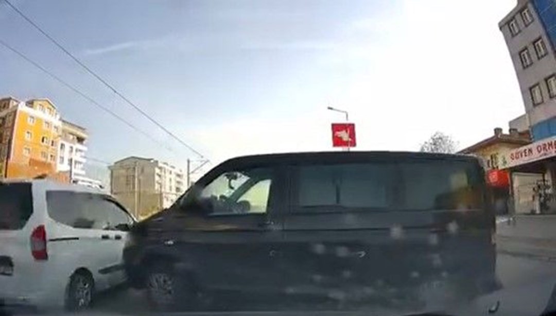 Freni boşalan minibüs üç şeritli yola indi, kamyonet sürücüsü kazadan kıl payı kurtuldu