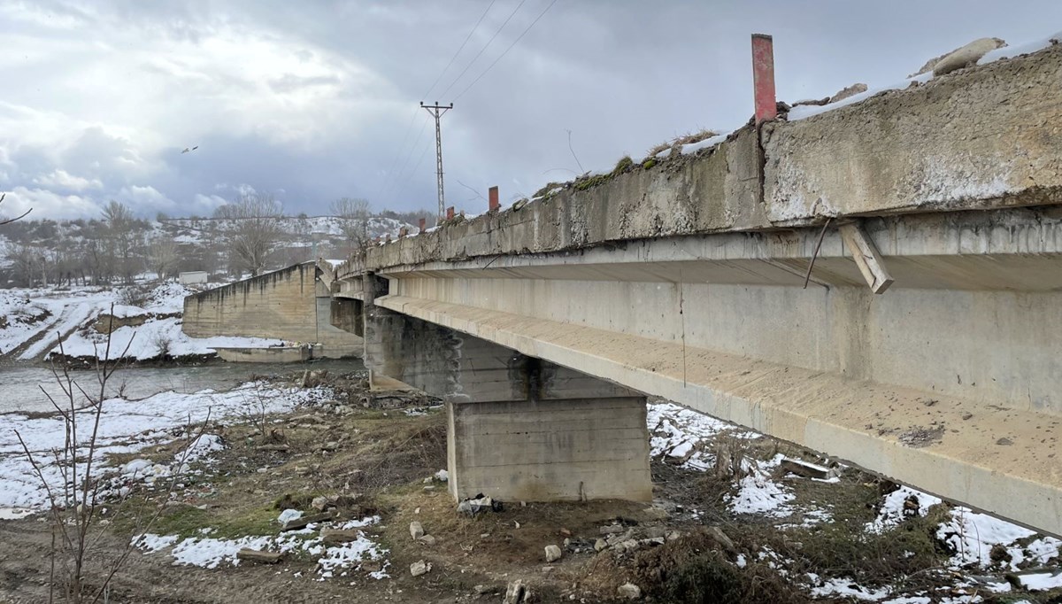 Köydeki köprünün demirlerini satan muhtar tutuklandı