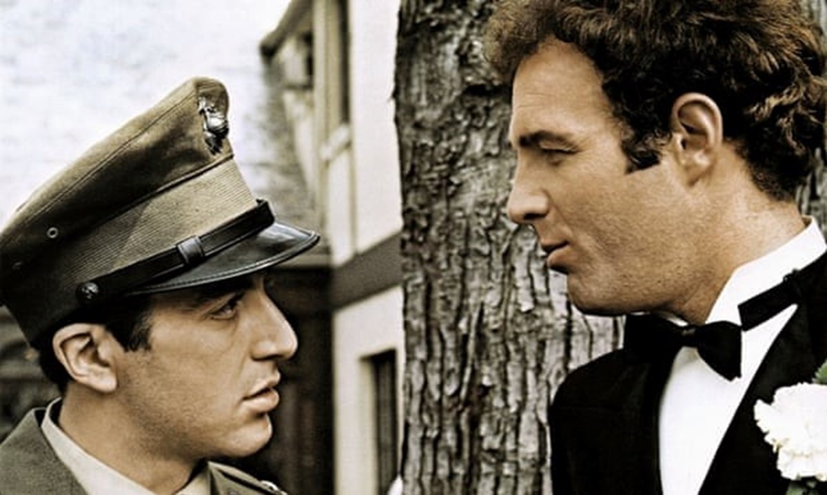 Al Pacino, Michael Corleone rolünde (Solda), James Caan Sonny Corleone rolünde.