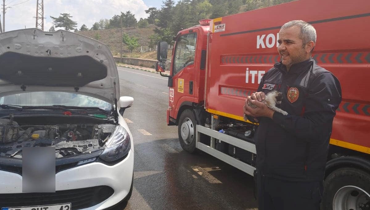 Konya’da otomobilin motoruna sıkışan kedi kurtarıldı