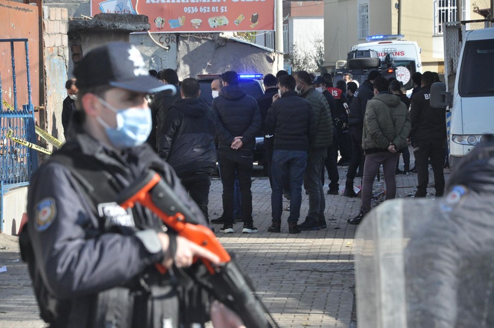 Diyarbakır'da kısıtlama gününde ortalık savaş alanına döndü: 20 yaralı - 9