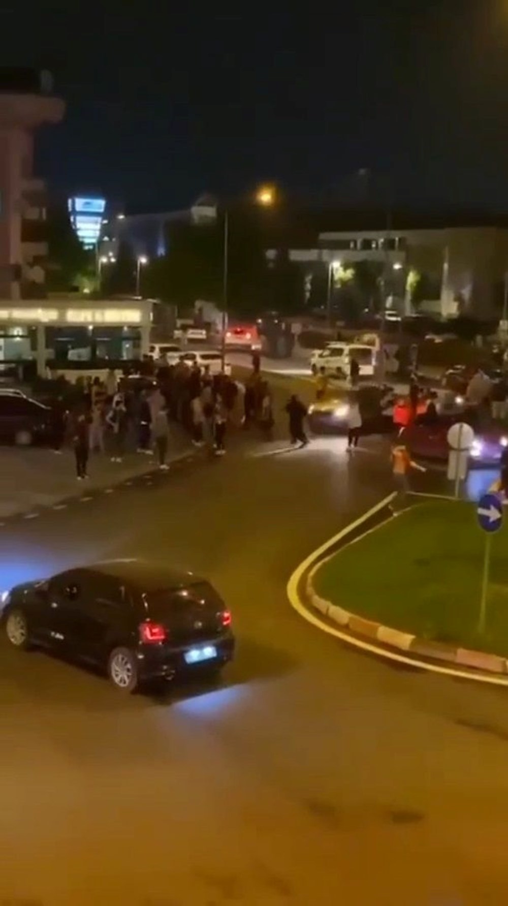 Bursa'da otomobil kutlama yapan Galatasaray taraftarlarının arasına daldı - 5