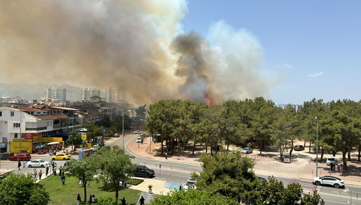 Antalya'da yerleşim yerine yakın ağaçlık alanda yangın Antalya'da yerleşim yerine yakın ağaçlık alanda yangın