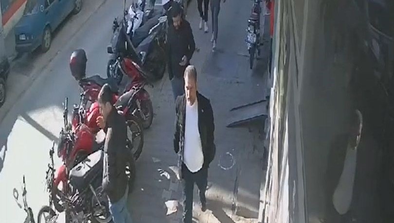 Kendilerini polis olarak tanıtıp yabancıları gasp ettiler