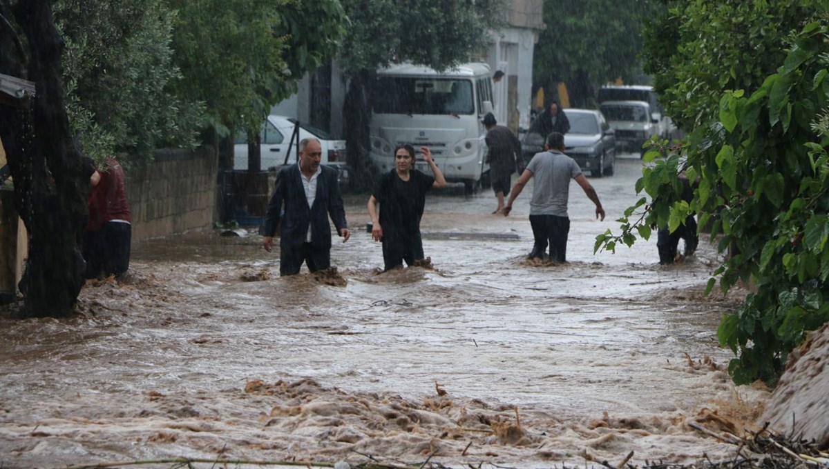 Adana Kozan'ı sağanak vurdu