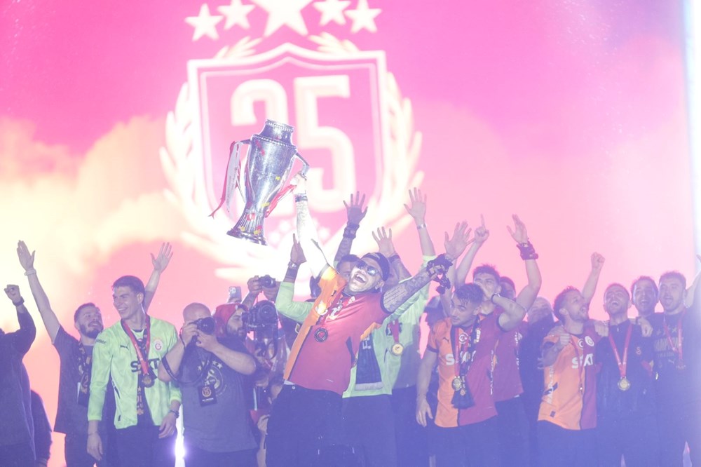 Galatasaray'ın kutlamasında Acun Ilıcalı ve Mourinho'ya olay gönderme: "Büyük geliyoruz" 73 NJSh2e4W E21hrOA7NA3ag