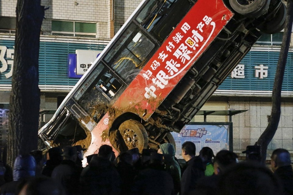 Çin'de çöken yol otobüsü yuttu: 6 ölü - 2