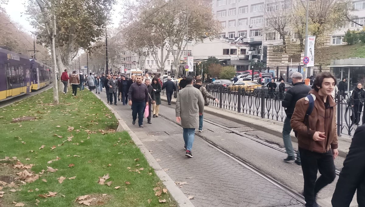 Kabataş tramvayı arıza yaptı: Seferler aksadı Kabataş tramvayı arıza yaptı: Seferler aksadı