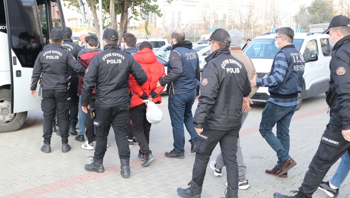 Mersin'de DAEŞ operasyonu: 9 kişi tutuklandı Mersin'de DAEŞ operasyonu: 9 kişi tutuklandı