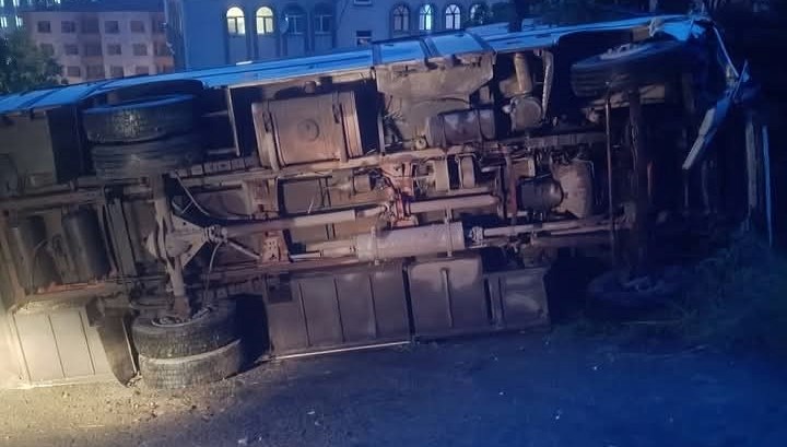 Midibüs park halindeki cipe çarptı