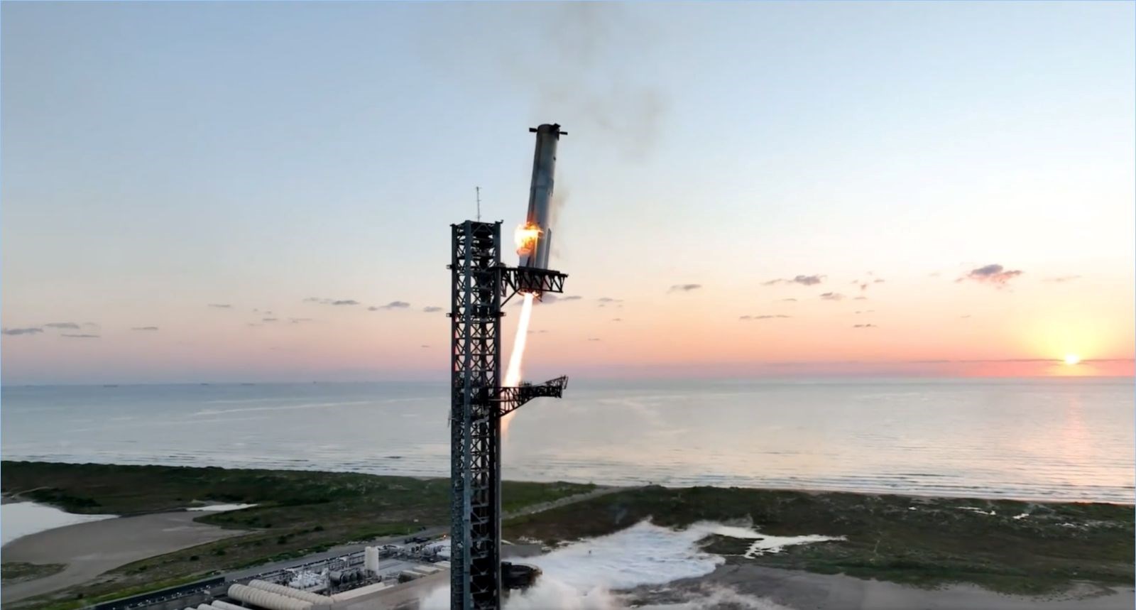 SpaceX, Starship roket güçlendiricisini iniş pistinde yakalamayı başardı - 2