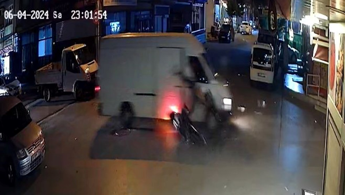 İzmir’de minibüsle motosiklet çarpıştı: 1 kişi ağır yaralı