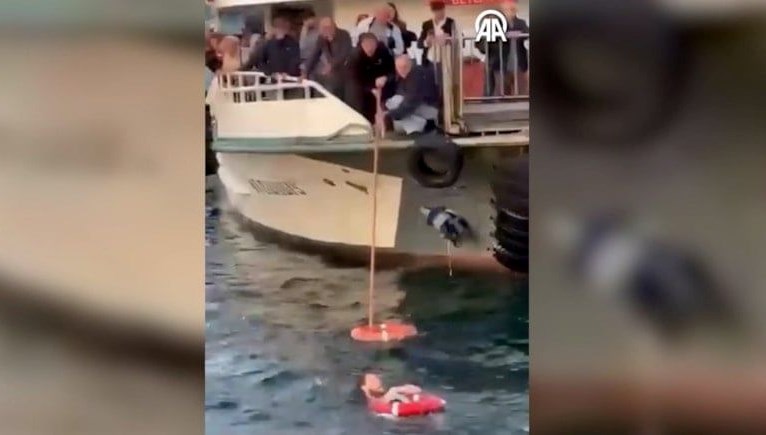 Üsküdar'da yolcu denize düştü