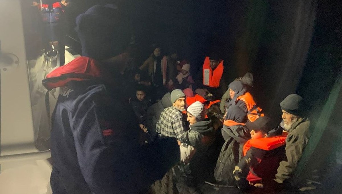 İzmir açıklarında 55 düzensiz göçmen yakalandı İzmir açıklarında 55 düzensiz göçmen yakalandı