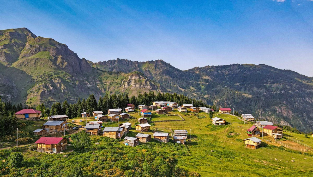 Artvin'in Vaket Yaylası doğal güzelliğiyle İsviçre'yi aratmıyor