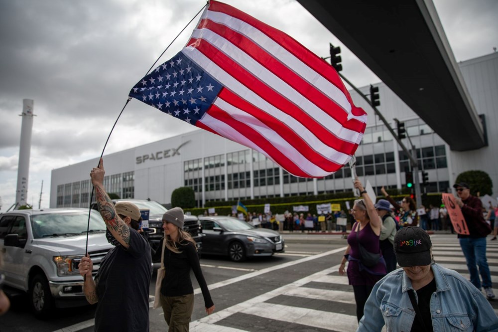 SpaceX ve Tesla önünde Elon Musk protestosu: Trump yönetimindeki rolüne tepki - 5