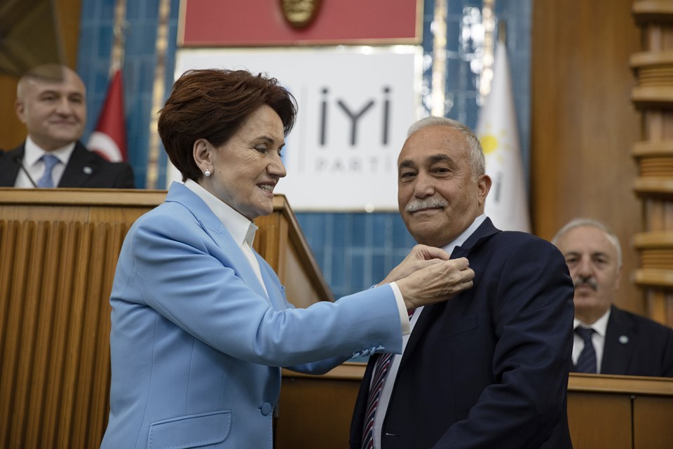 Akşener, Ahmet Eşref Fakıbaba'nın rozetini taktı - 1