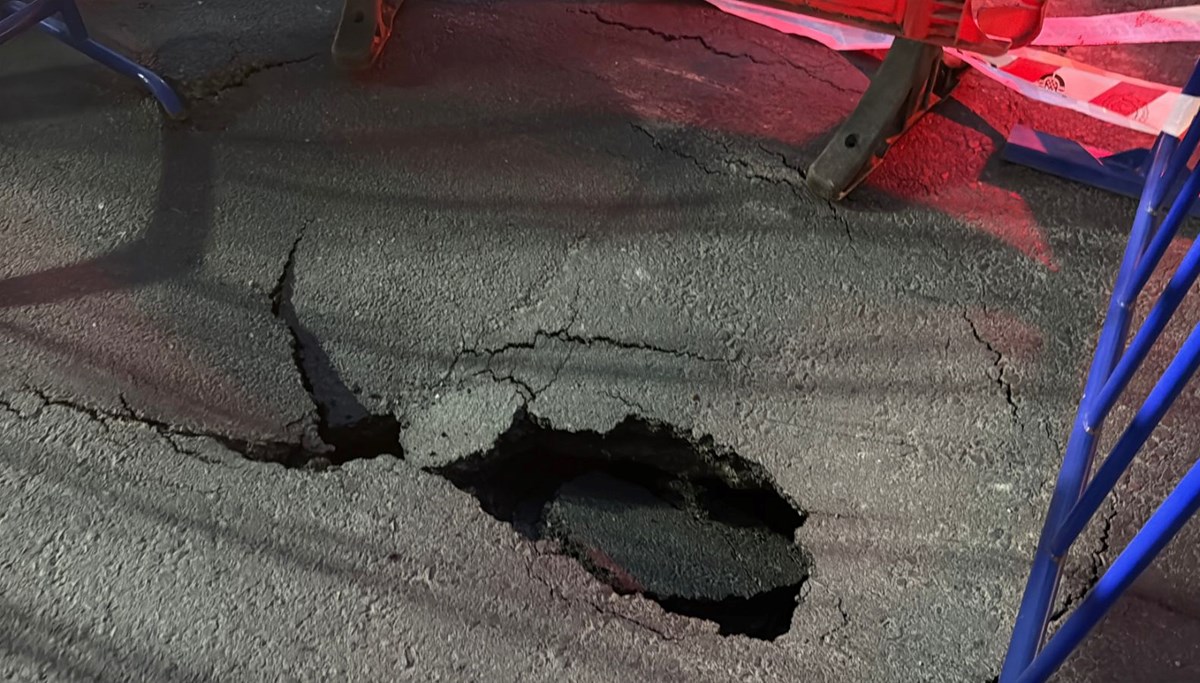 Kağıthane’de yol çöktü