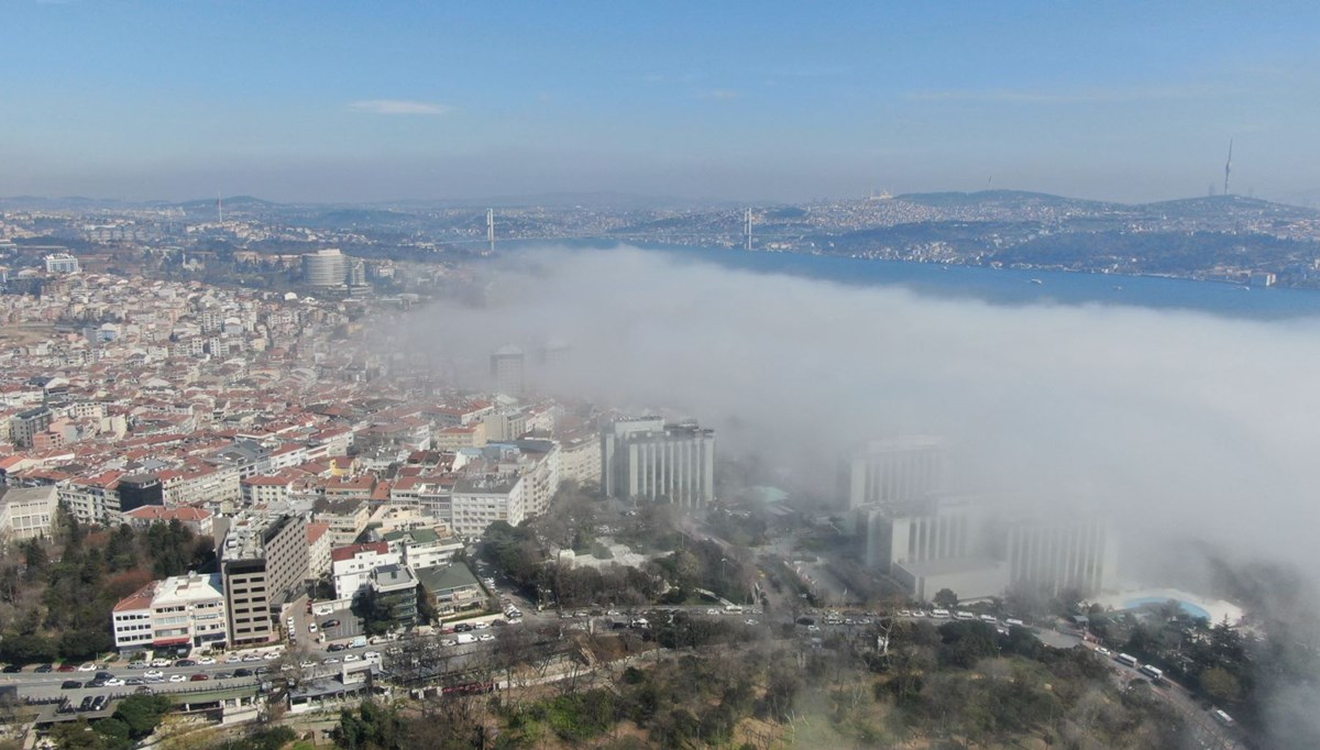 İstanbul Boğazı'nda sis nedeniyle görüş mesafesi düştü.