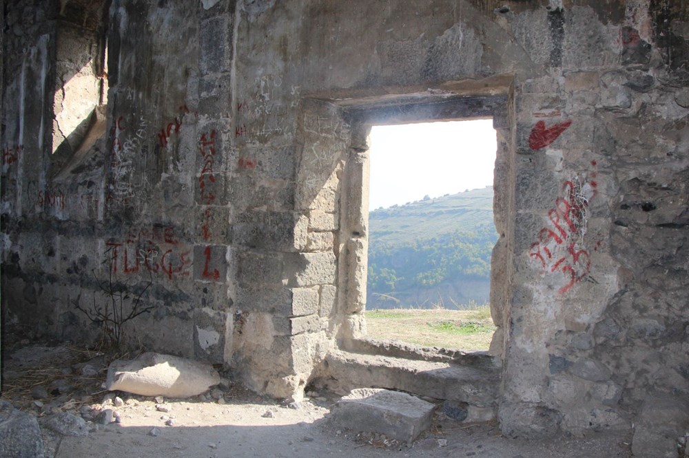 Defineciler tarihi kiliseyi talan etti - 11