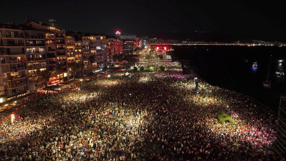 İzmir’de kurtuluş günü coşkusu: Tarkan konserine yüz binlerce kişi akın etti - 12