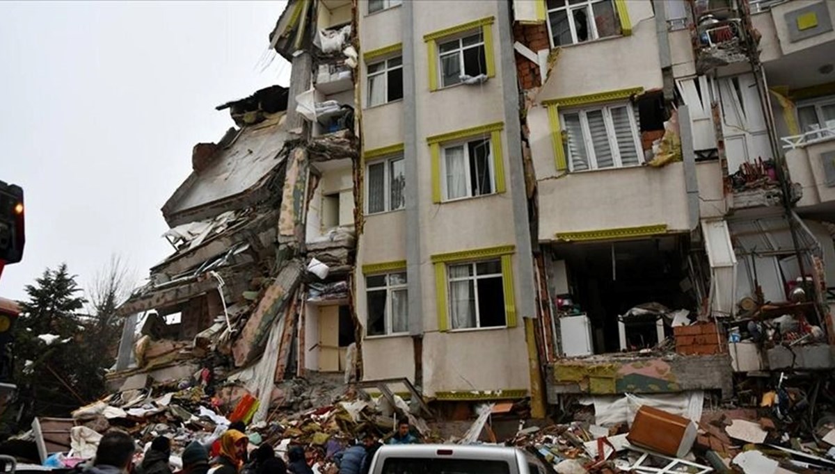 Depremde 52 kişiye mezar olan binanın yapımında yönetmeliklere uyulmadığı belirlendi Depremde 52 kişiye mezar olan binanın yapımında yönetmeliklere uyulmadığı belirlendi