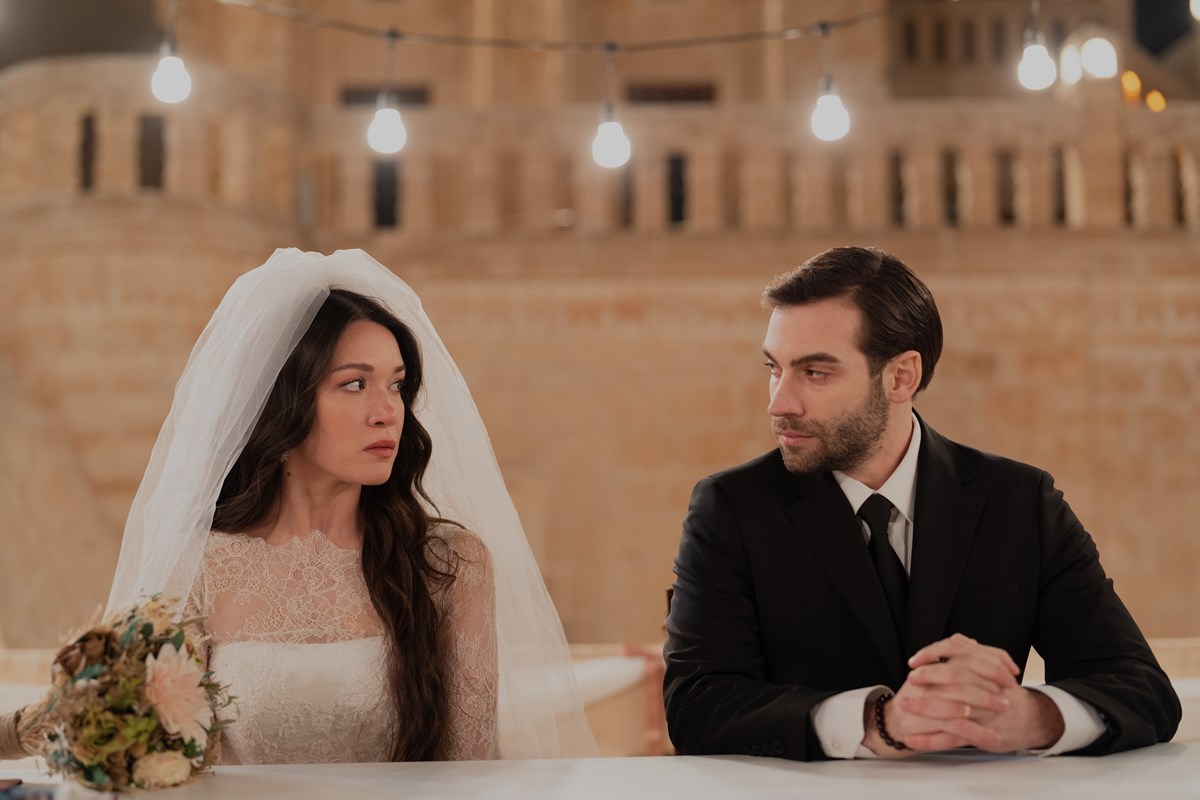 Sahipsizler 8. bölümde Hazal Subaşı (Azize) ve Burak Berkay Akgül (Devran)