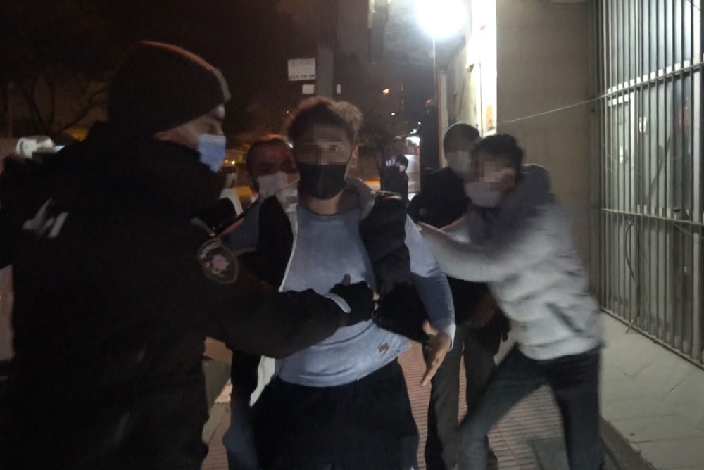 'Ben boksörüm' deyip gazetecinin burnunu kırdı - 1