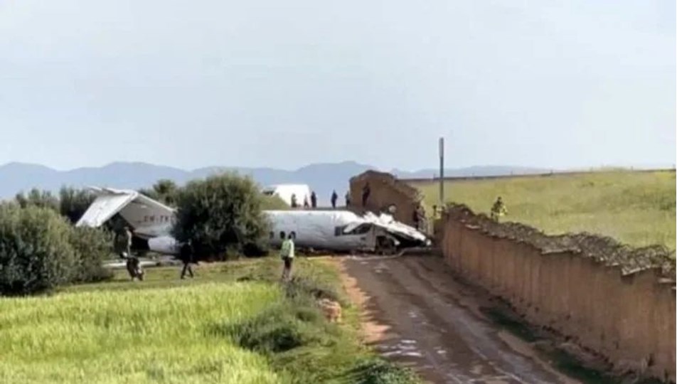 Pistten çıkan uçak duvara çarptı!