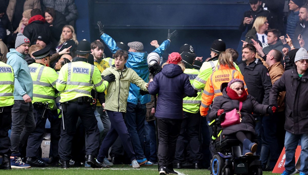 FA Cup'ta olaylı derbi: Taraftarlar sahaya indi