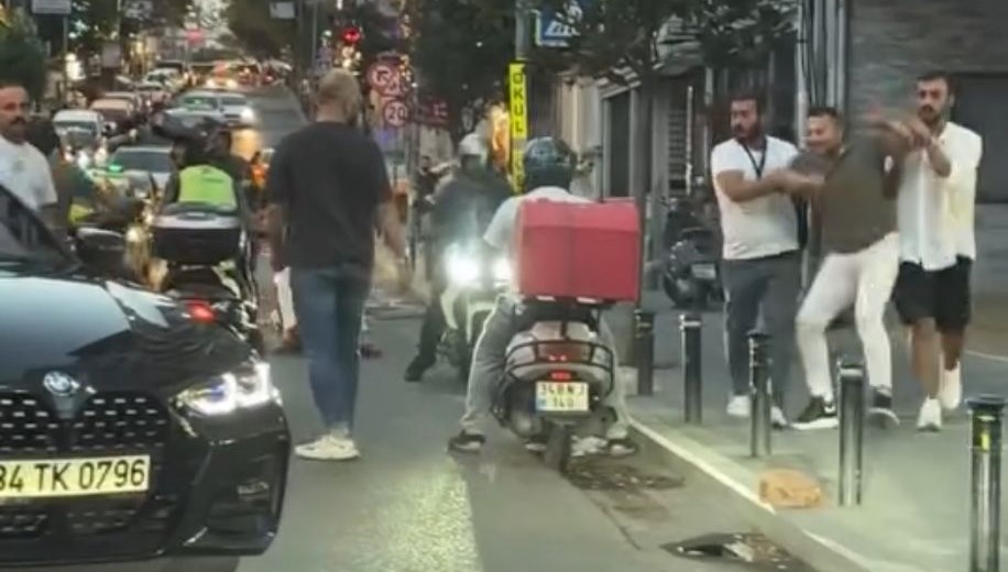 Yol verme kavgasında sopayla kadının üzerine yürüdü