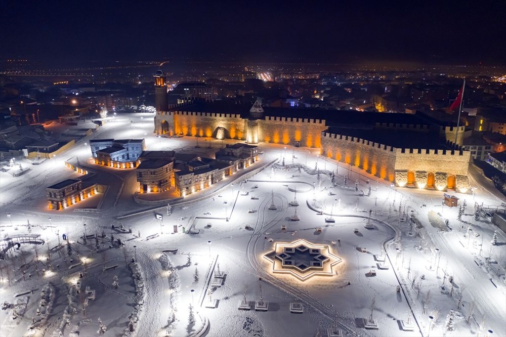 Doğu'nun "kış cenneti" Erzurum gündüz bembeyaz, gece ise ışıl ışıl - 9