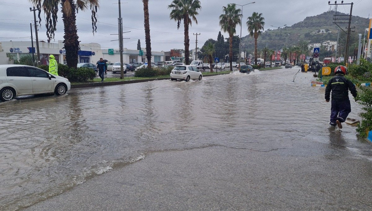 Bodrum'u sağanak vurdu