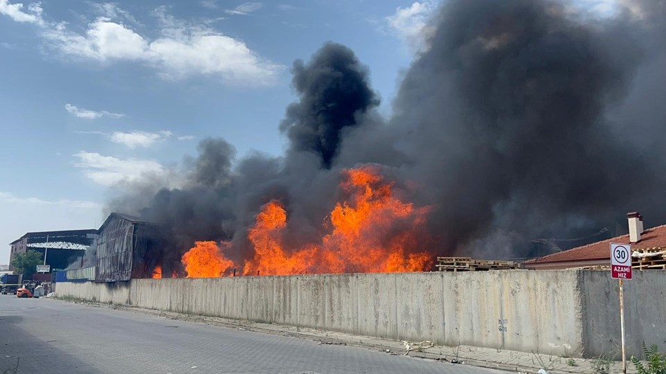 Gökyüzü dumanla kaplandı: Eskişehir'de 3 fabrikada yangın - 1