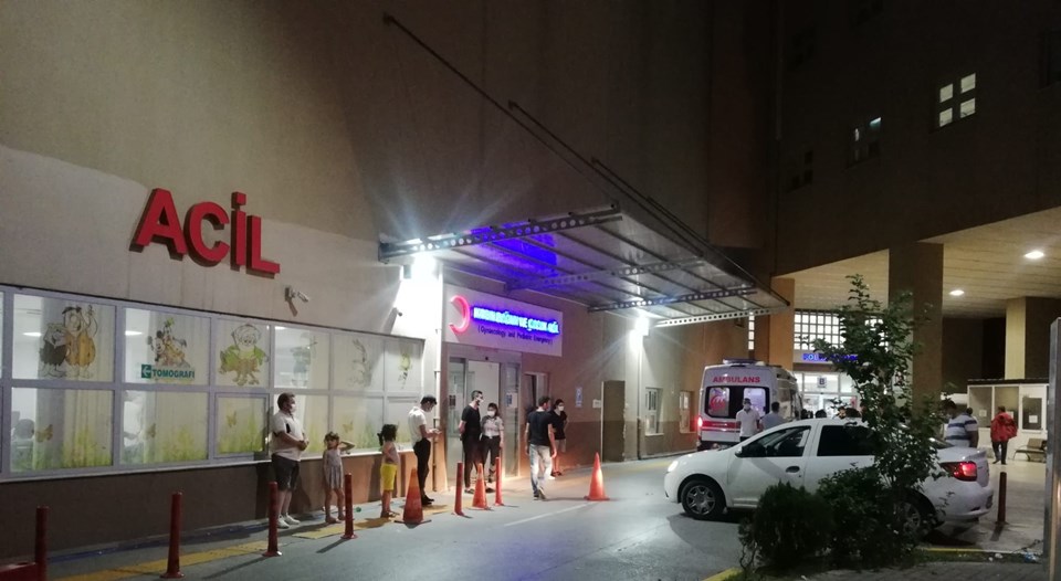 İzmir’de 15 yaşındaki çocuk, kendisini ikaz eden polisi bıçakladı - 1