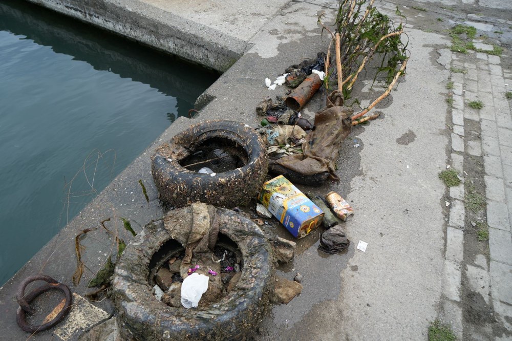 Denizden çıktı: Lastik tekerlekler, teneke kutular, cam şişeler... 77 NPmTp2 tukqXdPwupVSZ Q