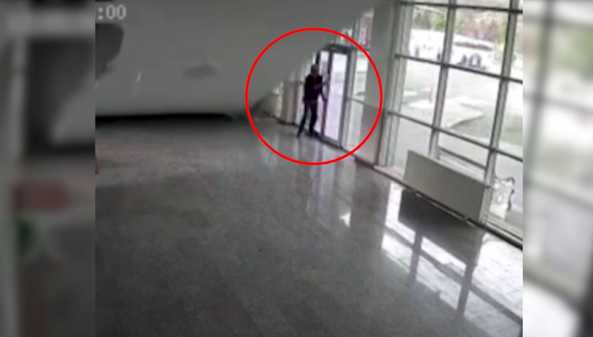 Otobüs terminalinin tavanı çöktü: Son anda kendini dışarı attı