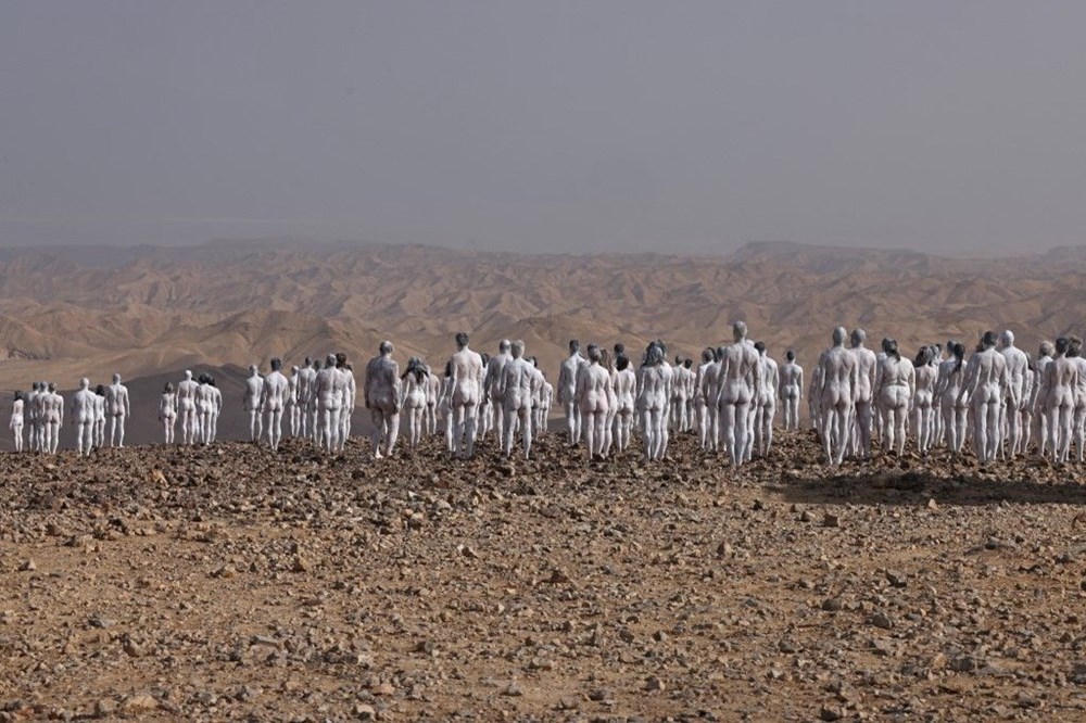 Lut Gölü'nün her yıl bir metre çekilmesine dikkat çekmek için yüzlerce kişi çıplak poz verdi - 14