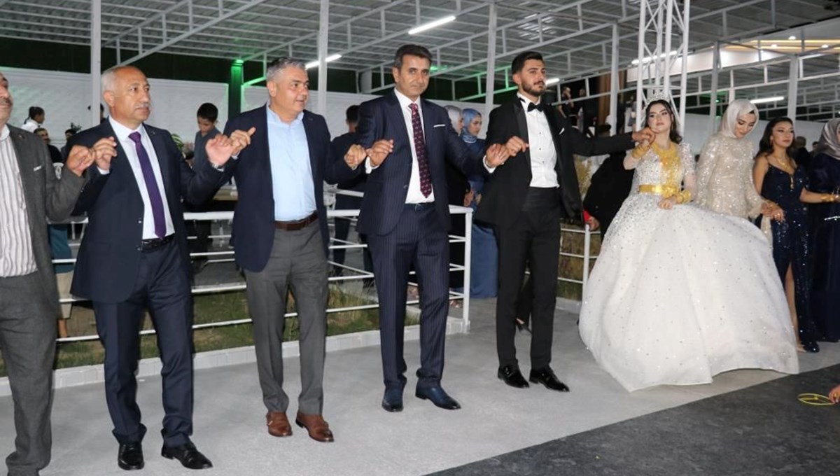 Van’da aşiret düğünü: 4 ülkeden yüzlerce kişi geldi; geline 3 kilo altın, damada 4 milyon lira takıldı Van’da aşiret düğünü: 4 ülkeden yüzlerce kişi geldi; geline 3 kilo altın, damada 4 milyon lira takıldı