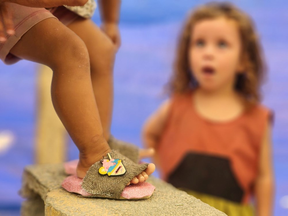 Fələstinli ayaqqabıçı İsrailin hücumu altında olan Qəzzada uşaqlar üçün taxta başmaq düzəldir - 18