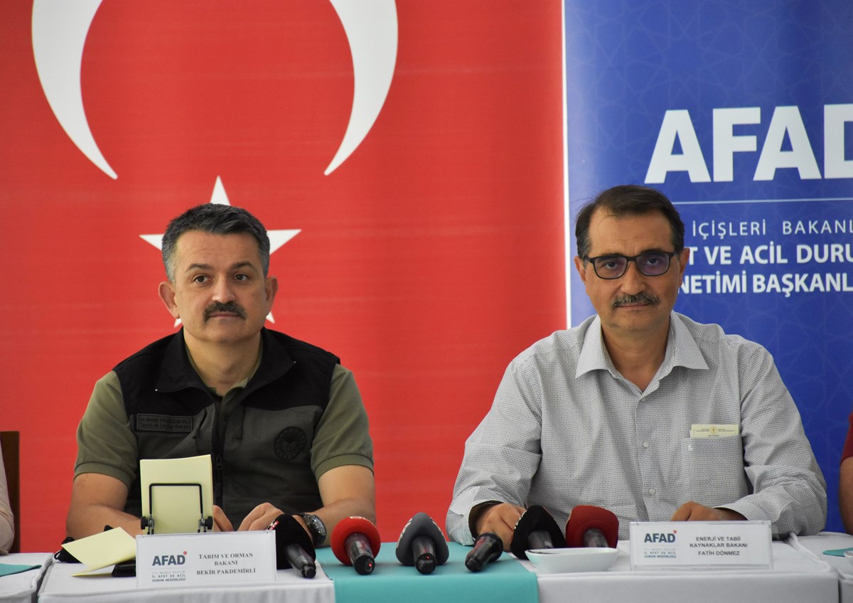 Bakanlar Bekir Pakdemirli ve Fatih Dönmez (soldan sağa)