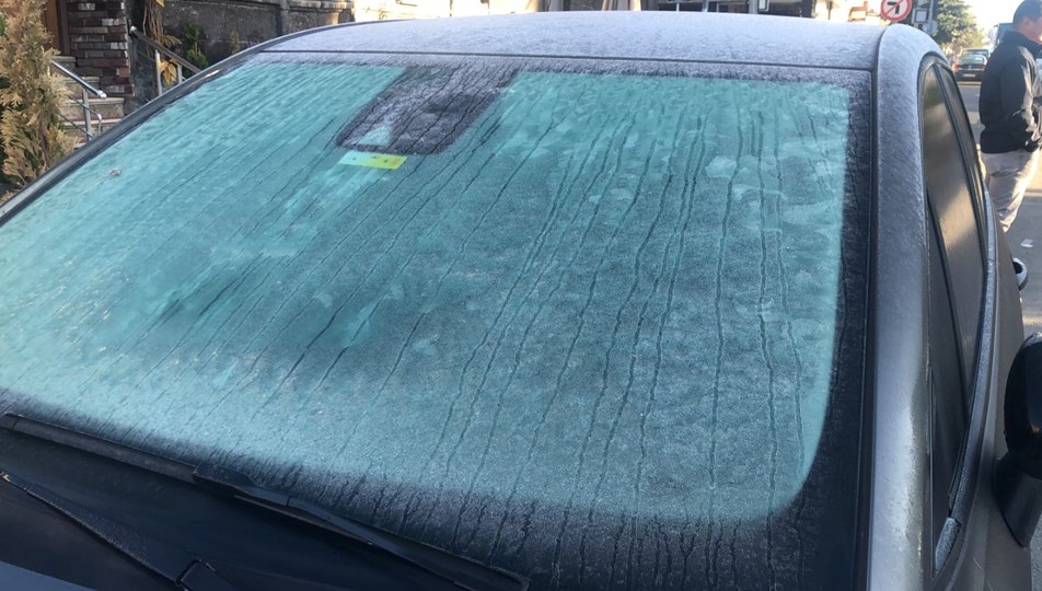 Kars'ta soğuktan araçların camları dondu