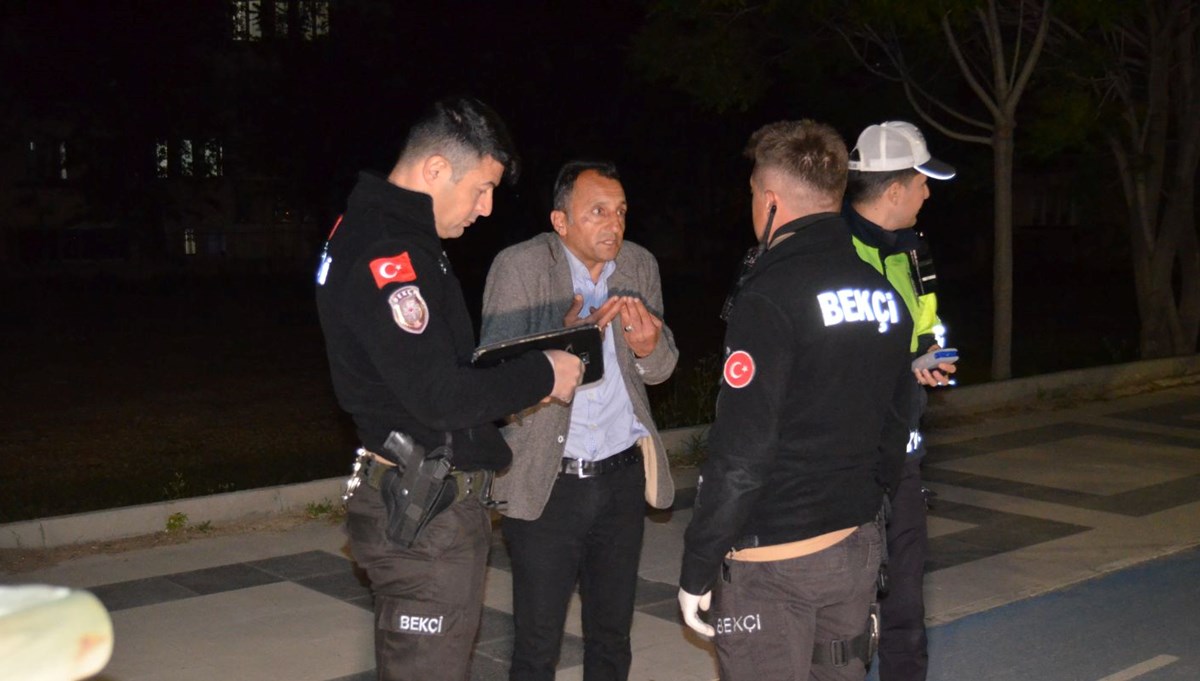 Çevirmeyi görünce aracı terk edip kaçan alkollü sürücü yakalanınca polislere sitem etti: Sizin bu yaptığınız ne şimdi? Çevirmeyi görünce aracı terk edip kaçan alkollü sürücü yakalanınca polislere sitem etti: Sizin bu yaptığınız ne şimdi?
