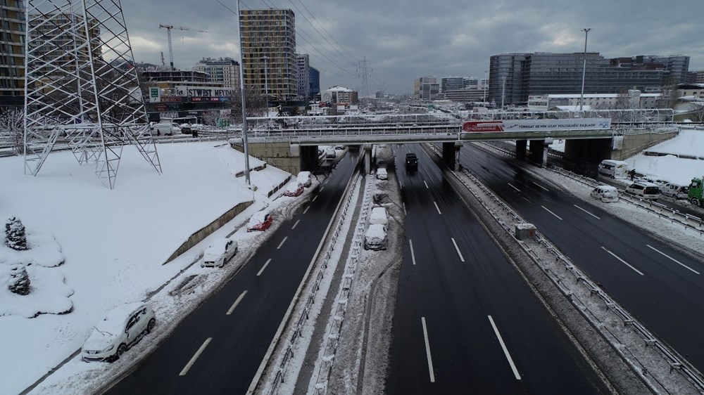 İstanbul'da kar esareti: Sürücüler araçlarını yol kenarlarında bıraktı - 2