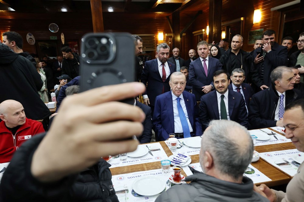 Cumhurbaşkanı Erdoğan geceyi dışarıda geçiren vatandaşlarla sohbet etti - 6